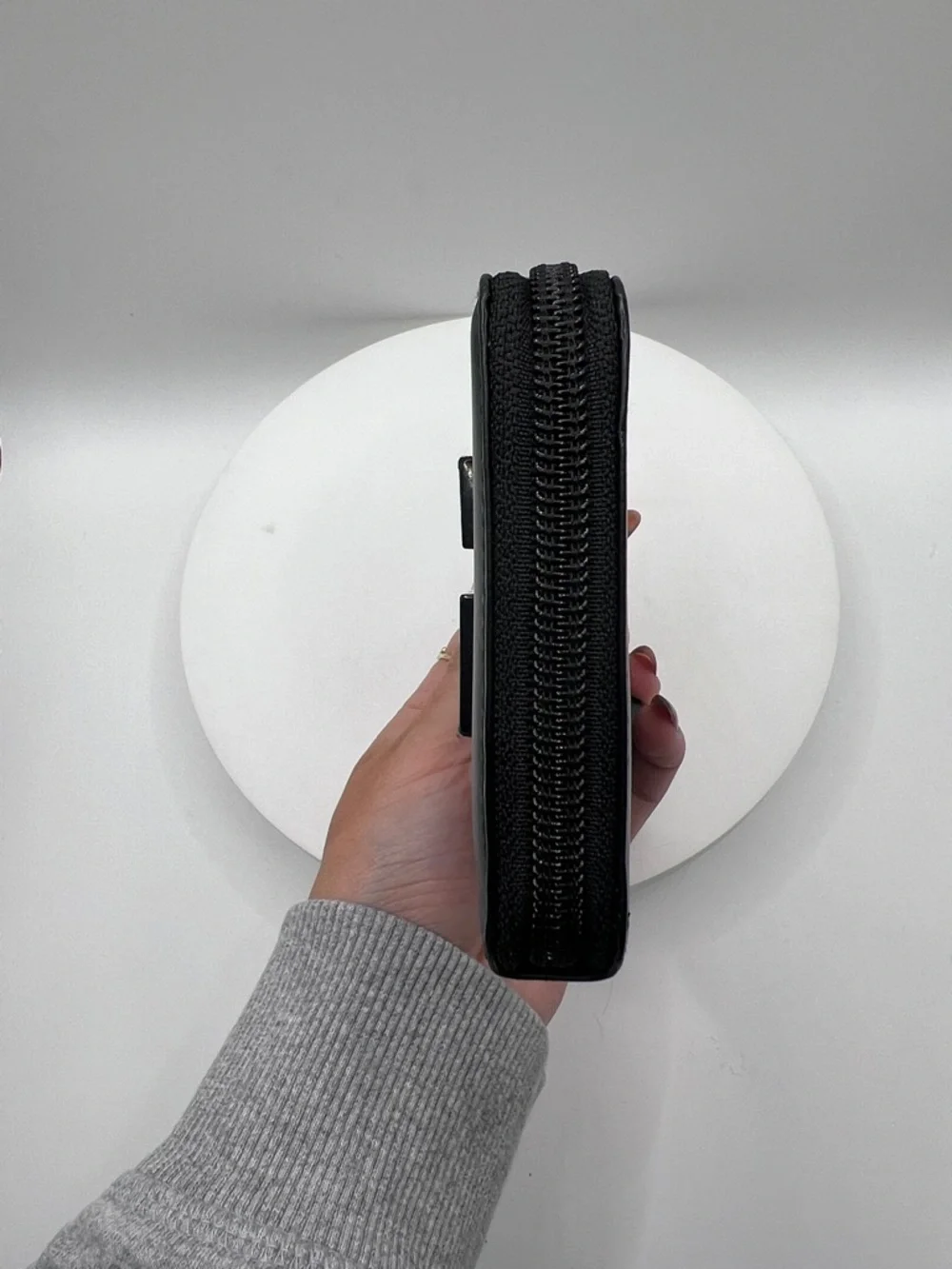 7050. Authentic Gucci Black Leather Zip Wallet with Glossy Logo. Made in Italy. - Picture 7 of 16